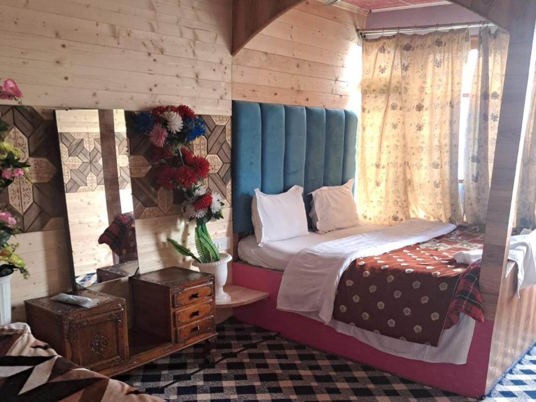 New Lakes Crown Group Of Houseboats Srinagar  Room photo