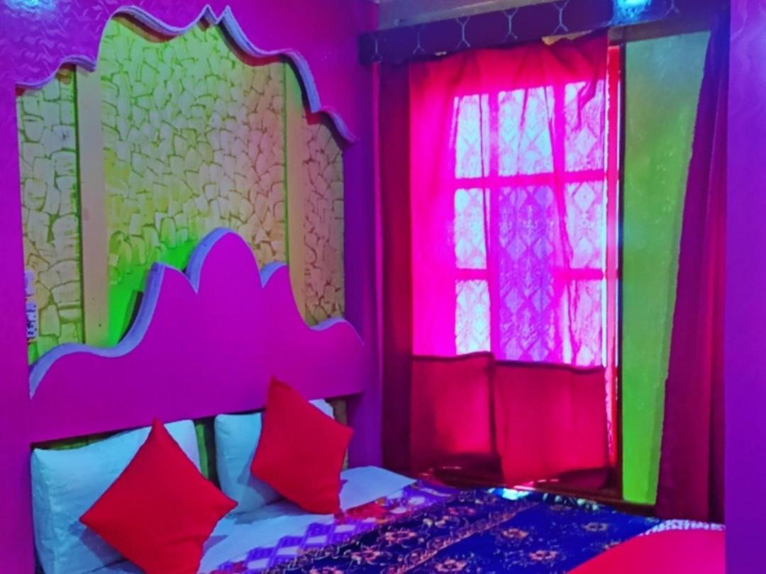 New Lakes Crown Group Of Houseboats Srinagar  Room photo